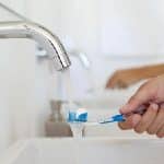 economize água ao escovar os dentes