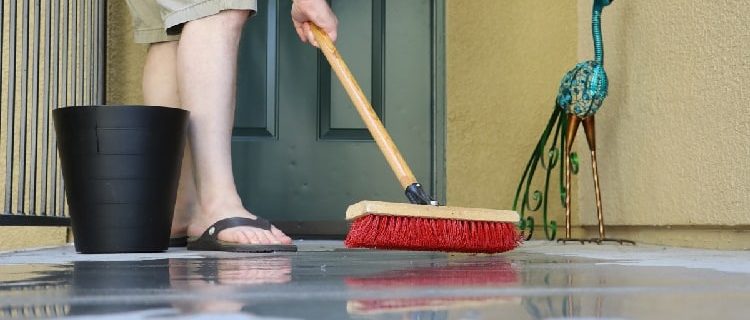 limpar com água sanitária pode poluir o ar em ambientes fechados