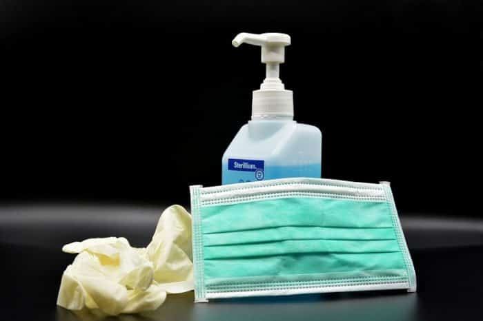 tenha sempre álcool em gel, luvas e máscaras a mãos