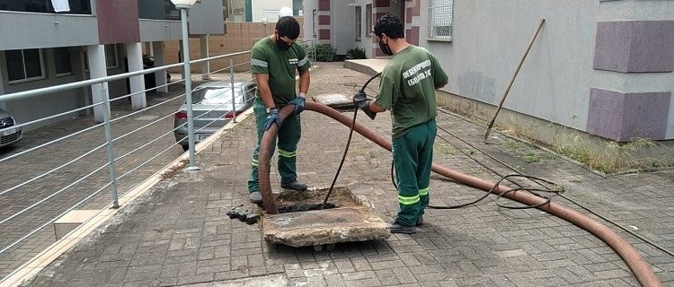 economia de dinheiro com limpeza de fossa regular