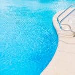 Limpeza de piscina de condomínio: entenda como pode ser feita