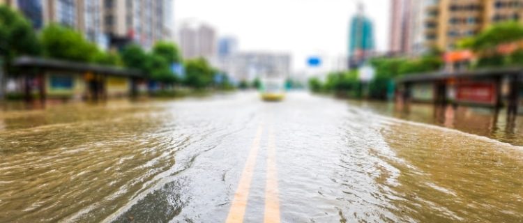 Saiba o que é uma inundação, suas causas e possíveis soluções para esse problema recorrente em grandes cidades como Porto Alegre