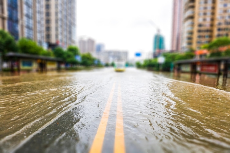 Saiba o que é uma inundação, suas causas e possíveis soluções para esse problema recorrente em grandes cidades como Porto Alegre
