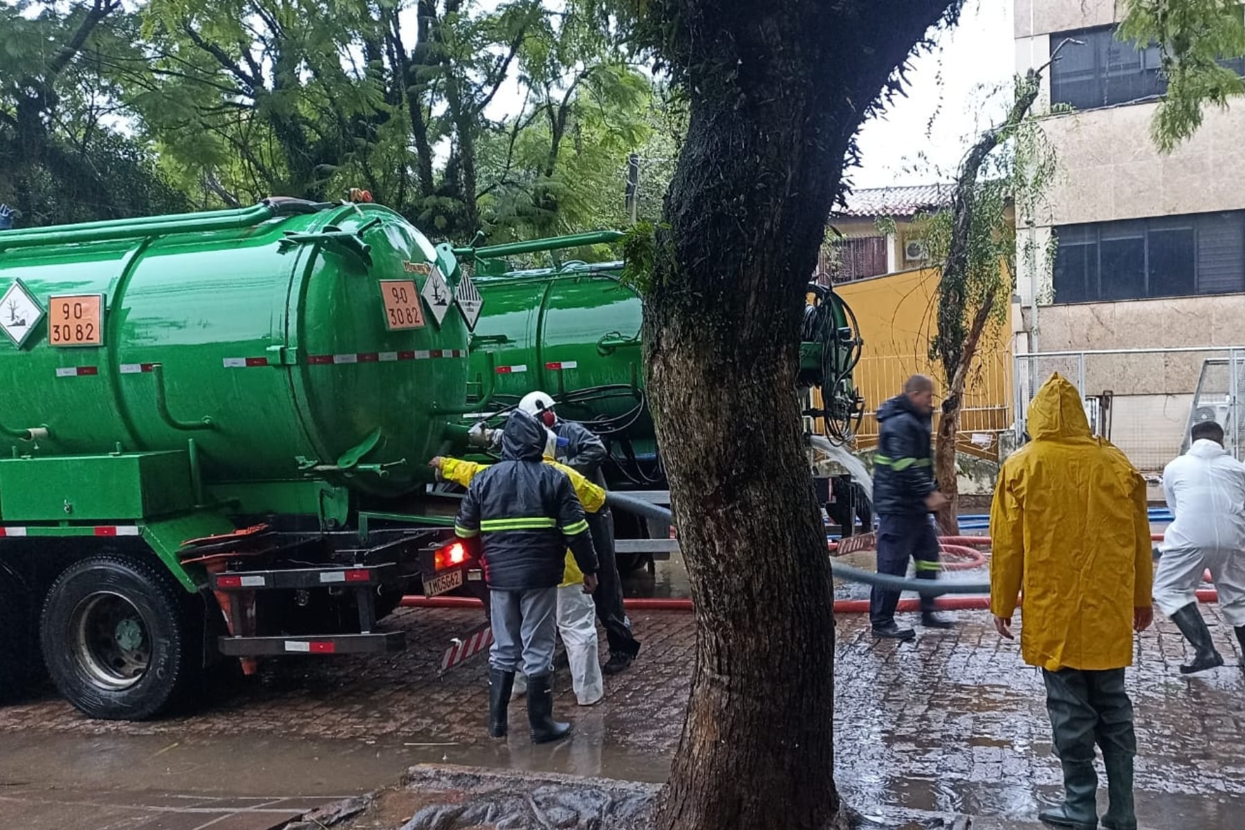 Impacto dos entulhos das enchentes de maio de 2024 na rede de esgoto de Porto Alegre, desafios de infraestrutura e saúde pública.