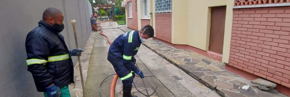 Saiba tudo sobre encanamentos de esgoto em condomínio, como evitar entupimentos e garantir um sistema eficiente e duradouro.