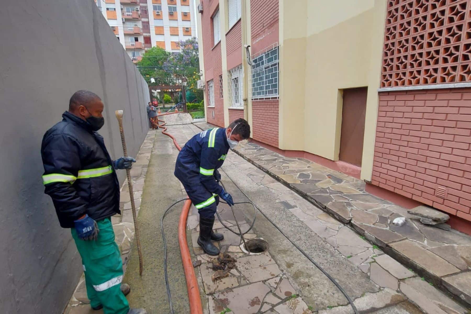 Saiba tudo sobre encanamentos de esgoto em condomínio, como evitar entupimentos e garantir um sistema eficiente e duradouro.