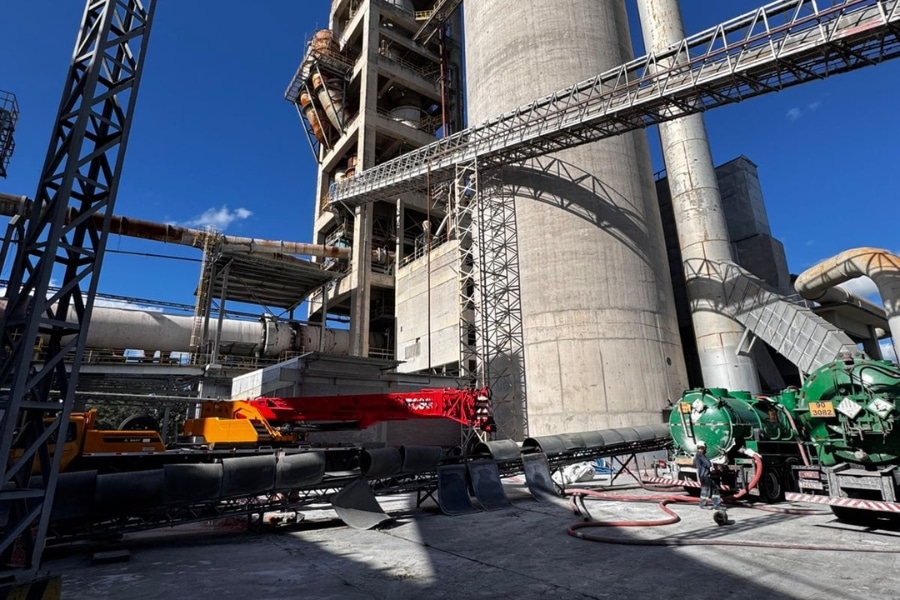 Advento, líder no RS em limpeza industrial pesada, especialista em hidrojateamento e sucção de resíduos industriais com caminhões Vacall.