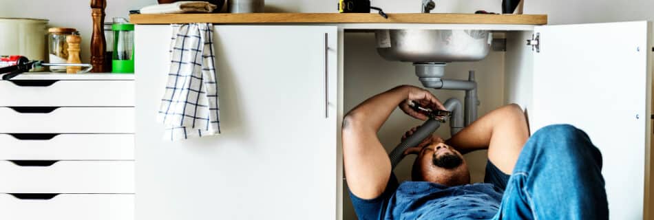 Descubra causas, soluções e quando contratar serviço especializado para pia entupida em cozinhas residenciais e industriais em Porto Alegre.