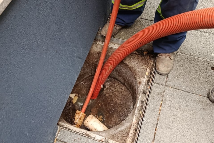 Desentupidora em Tapes e Barra do Ribeiro com limpa fossa, hidrojateamento e MTR. Atendimento rápido, eficiente e ambientalmente responsável.