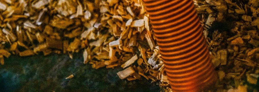 Cavaco na indústria madeireira: entenda sua importância e como o Caminhão Vacall garante limpeza e transporte eficiente desse resíduo.