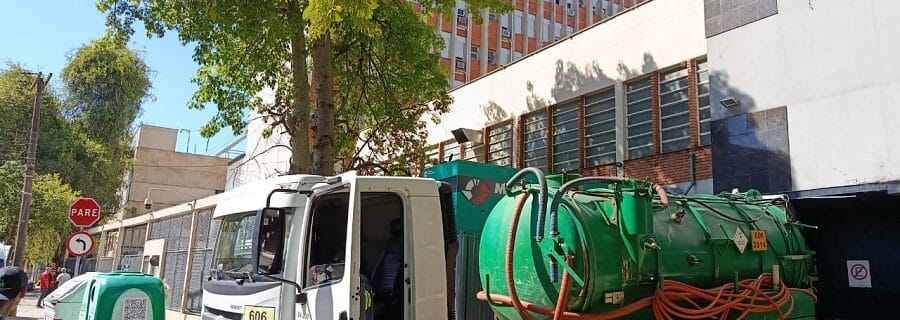 Na primavera em Porto Alegre, chuvas e calor elevam riscos no esgoto. Veja por que desentupidora é essencial para fossas, ralos e caixas de gordura.
