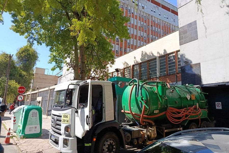 Na primavera em Porto Alegre, chuvas e calor elevam riscos no esgoto. Veja por que desentupidora é essencial para fossas, ralos e caixas de gordura.
