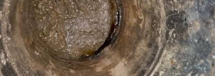 Descubra como identificar a hora de limpar sua caixa de gordura em Porto Alegre e evite entupimentos, mau cheiro e multas.