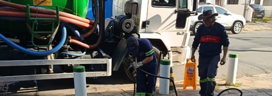 Hidrojateamento 24h em Porto Alegre com a Advento Desentupidora: limpeza de esgoto e fossa com segurança e descarte ambiental correto.