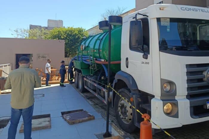 profissionais-desentupimento-esgoto-porto-alegre-rs-trabalhando-700x467 Encontre profissionais especialistas em desentupimento de esgoto em Porto Alegre