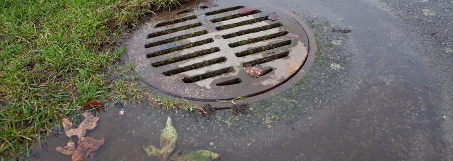 Manutenção preventiva da rede pluvial evita alagamentos, entupimentos e danos. Saiba como a Advento protege condomínios e empresas.