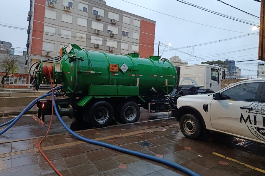 Hidrojateamento em redes de esgoto em Porto Alegre: saiba quando é a melhor solução, benefícios, indicação correta e por que escolher uma desentupidora especializada.