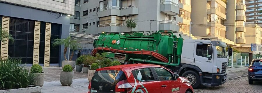 Saiba quando fazer a limpeza geral de esgoto no condomínio e evite entupimentos, mau cheiro e emergências com hidrojateamento e auto vácuo.