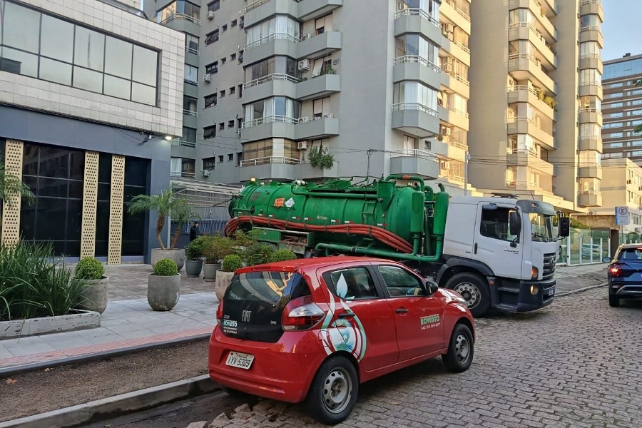 Saiba quando fazer a limpeza geral de esgoto no condomínio e evite entupimentos, mau cheiro e emergências com hidrojateamento e auto vácuo.